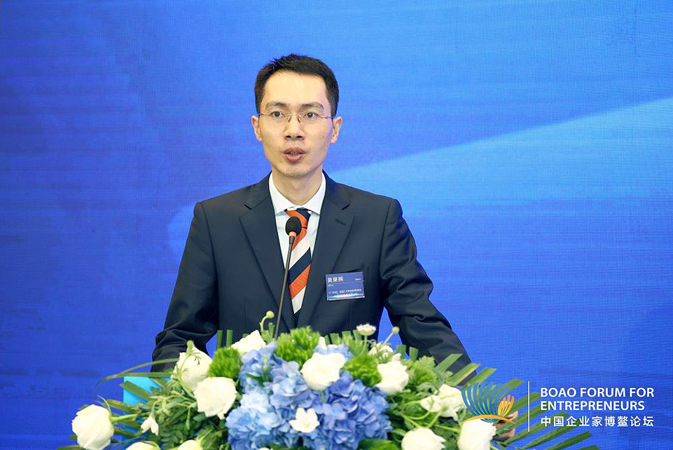 鸿星尔克实业董事长吴荣照发表主旨演讲