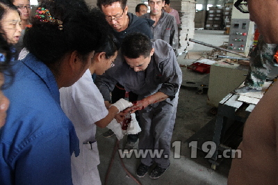 图为被困工人被成功救出
