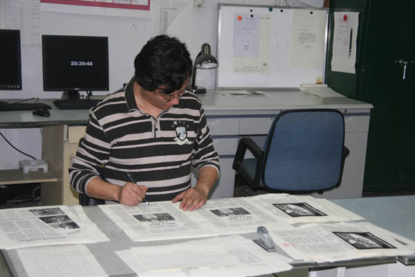 仔细核对报刊付印样