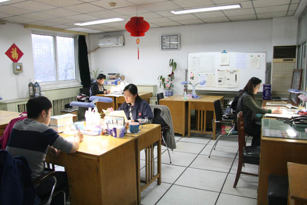 校对室职工在进行文稿校对工作