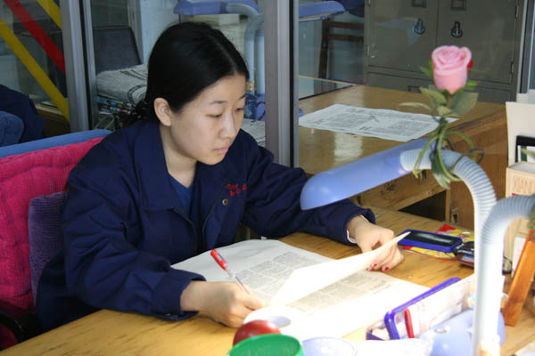 认真校对报纸版面文字