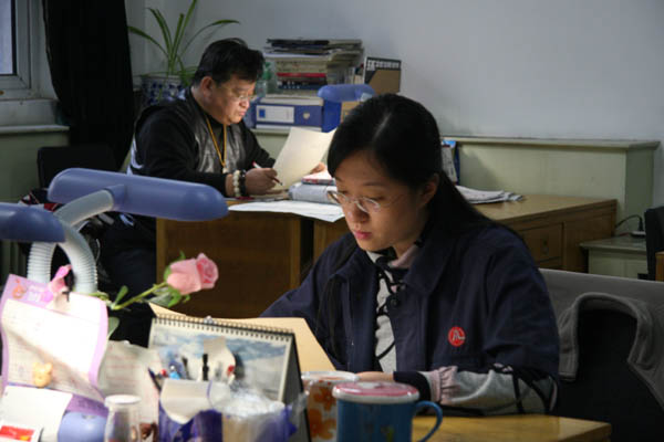 报纸大样校对工作进行中