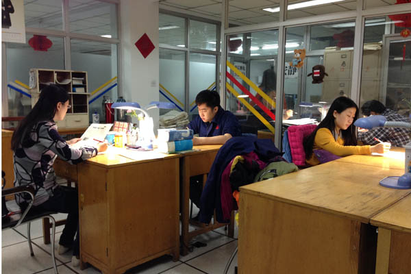 校对室职工在文稿校对工作中