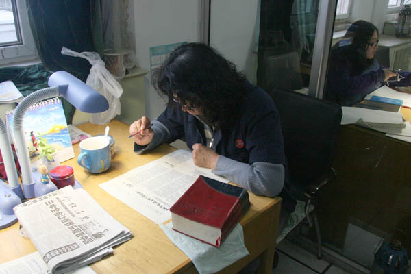 校对室职工在认真校对即将付印报纸版面