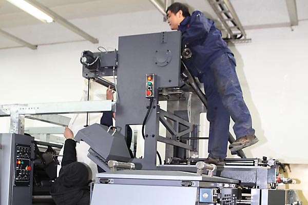 印刷职工在操作彩色书刊轮转机
