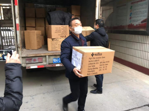 1月28日早7点，捐赠物资送抵荆门市卫健委