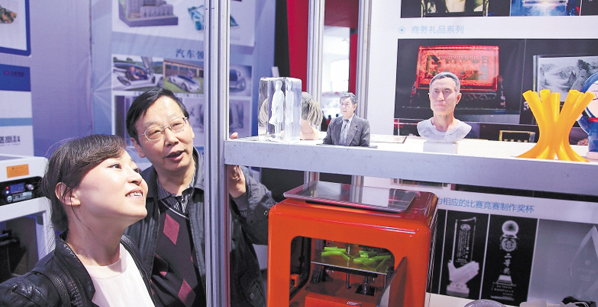 现场打印真人3D像，印刷博览会上，3D打印技术非常受市民欢迎。